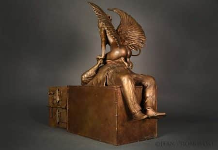 Sculpture de bronze par Jean Pronovost, le Sphynx, photo plan arriere.