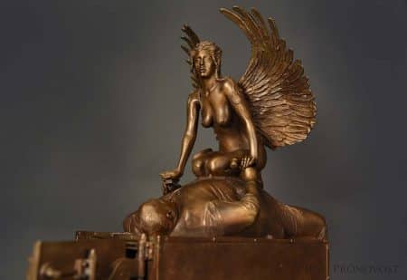 Sculpture de bronze par Jean Pronovost, le Sphynx, vue latérale rapprochée.